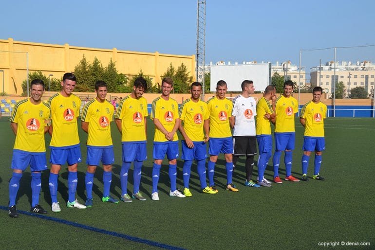 Jugadores del CD Dénia durante la presentación