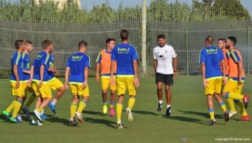 jugadores dianenes calentando antes de un partido
