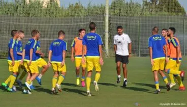 jugadores dianenes calentando antes de un partido