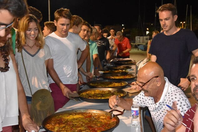 jurado saboreando las paellas