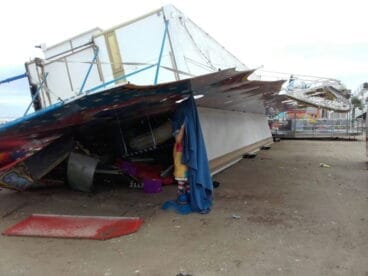 la lluvia derriba una atraccion en la feria del puerto