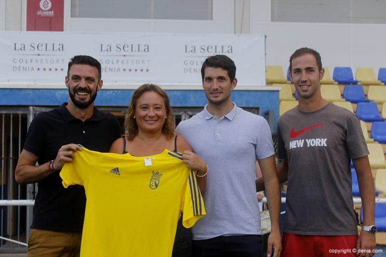 La presidenta con los tres nuevos jugadores