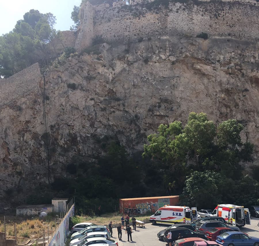 ladera del castillo desde donde cayo la mujer y el bebe