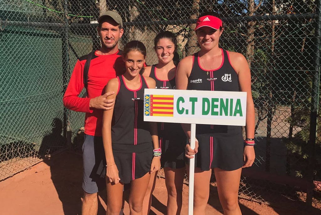 las jugadoras del ct denia y su tecnico