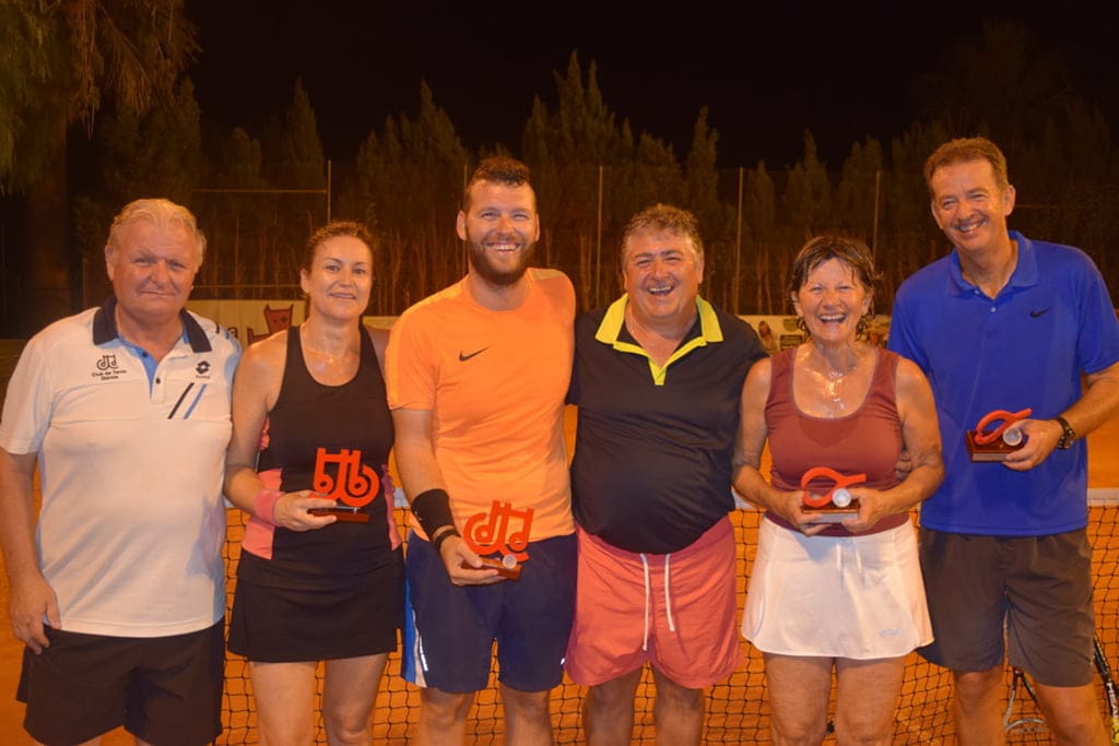 las parejas finalistas con sus trofeos