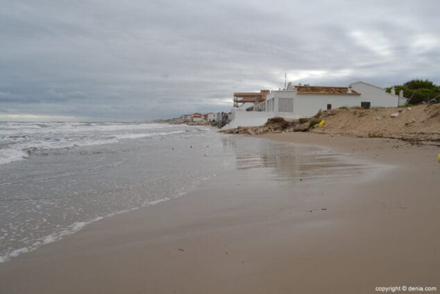 El temporal hace desparecer (una vez más) la playa de Les Deveses 6 les deveses tras las lluvias