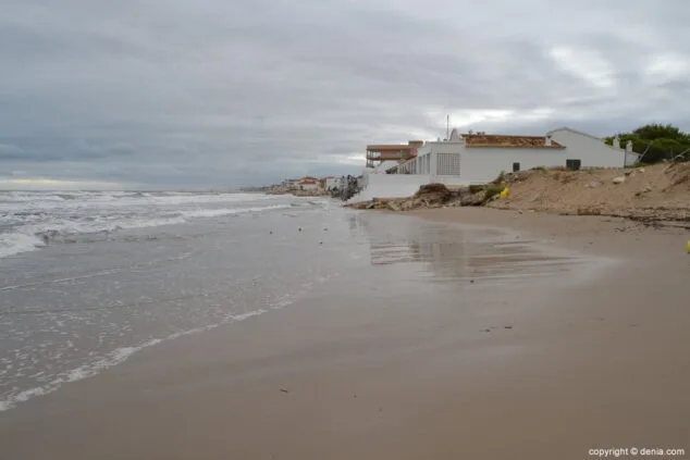 El temporal hace desparecer (una vez más) la playa de Les Deveses 6 les deveses tras las lluvias