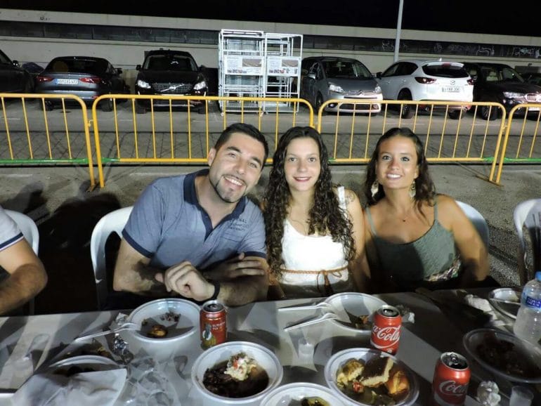 Máximos cargos de la Falla Les Roques cenando