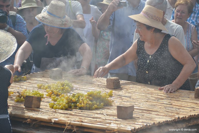 Mujeres expandiendo la uva escaldada