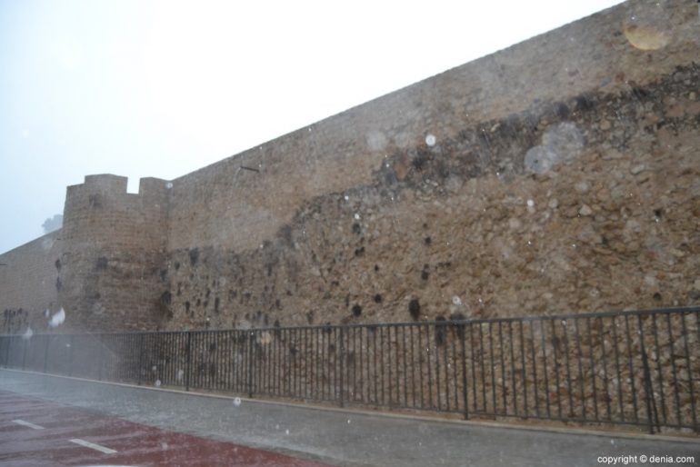 Muralla del castillo de Dénia durante la lluvia
