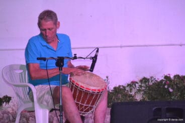 Músico en plena actuación