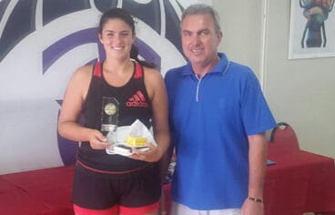 neus ramos con su trofeo