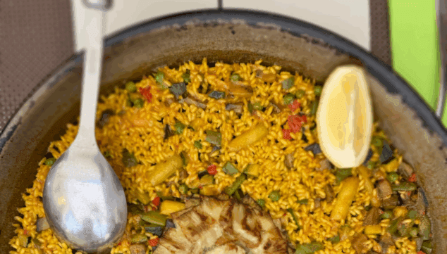 Tempura Bar 10 paella de la casa con esencia mediterranea