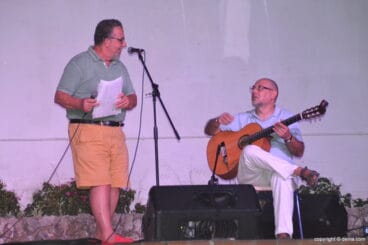 Pedro Ayala recitando poemas