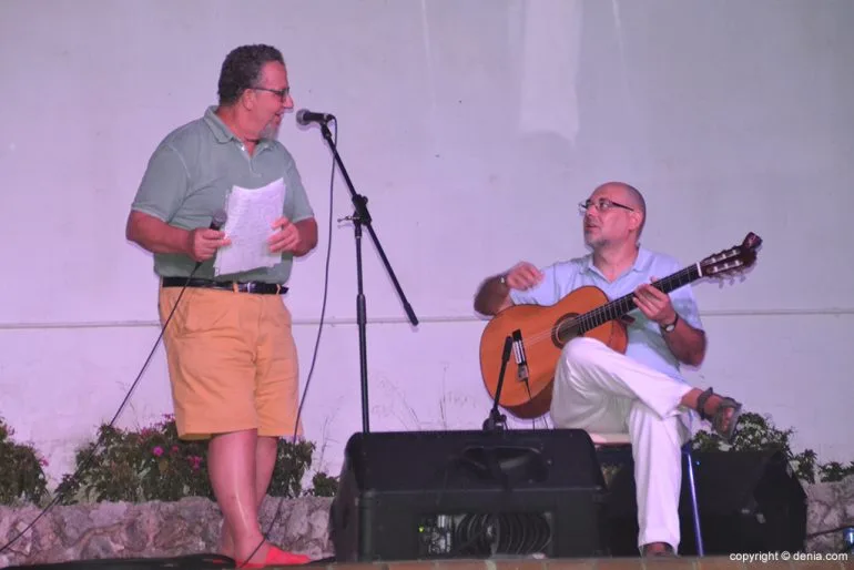 Pedro Ayala recitando poemas