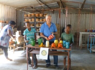 pepe correcher en el horno de ceramica