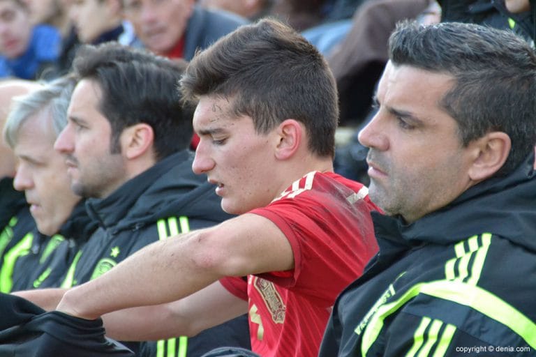 pepelu viendo un partido desde el banquillo