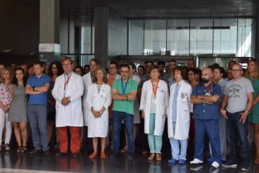 Personal del Hospital guardando el minuto de silencio