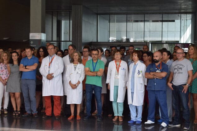personal del hospital guardando el minuto de silencio