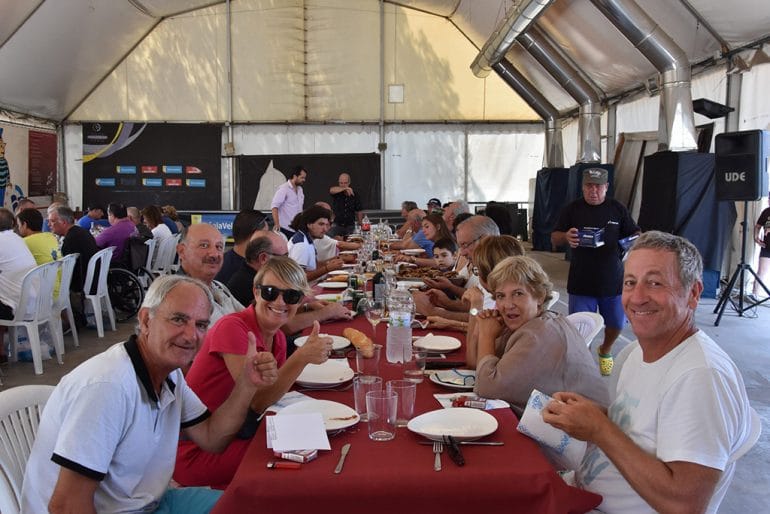 Pescadores durante la comida del Concurso de pesca de especies 2017