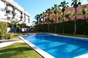 piscina comunitaria en el apartamento euroholding