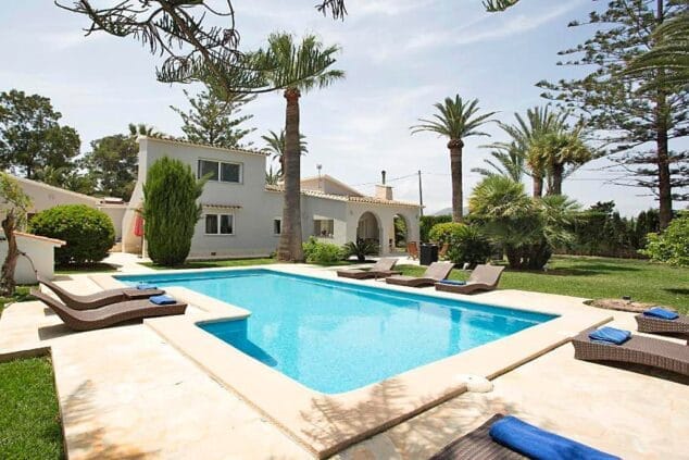 piscina y tumbona aguila rent a villa