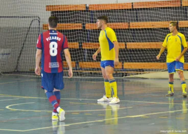 Pizarro defendido por Álex Pla