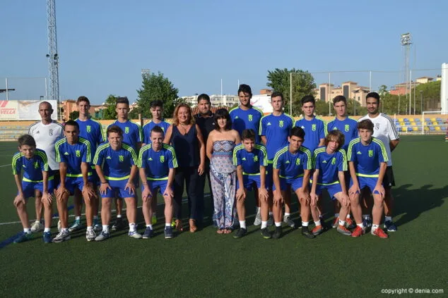 Gran ambiente en la presentación de los equipos del CD Dénia 7 plantilla del cd denia juvenil b