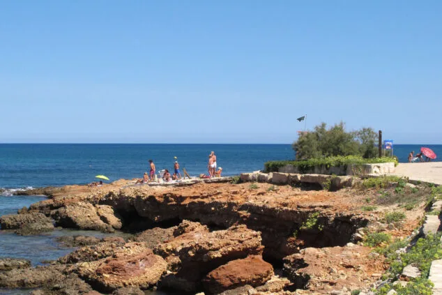 Las mejores playas de Dénia: guía completa 2026 y cómo llegar 22 Imagen: Cala Punta Negra con Bandera Azul