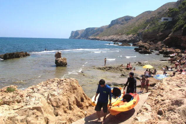 Las mejores playas de Dénia: guía completa 2026 y cómo llegar 23 Imagen: Final de Les Rotes en la Playa Les Arenetes