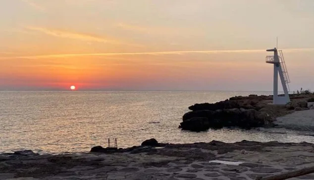 Las mejores playas de Dénia: guía completa 2026 y cómo llegar 21 Imagen: El famoso trampolín de Les Rotes