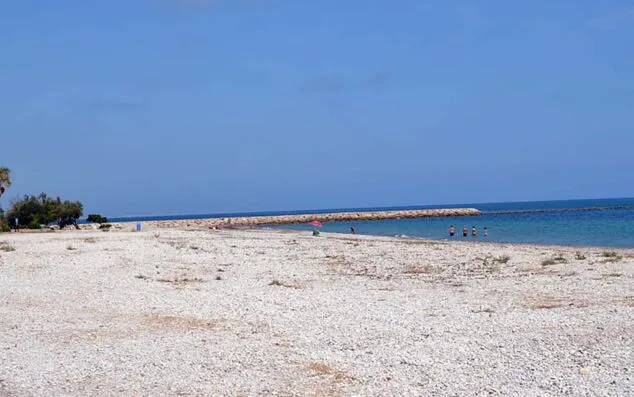 Las mejores playas de Dénia: guía completa 2026 y cómo llegar 18 Imagen: Aguas cristalinas en la Playa L'Almadrava