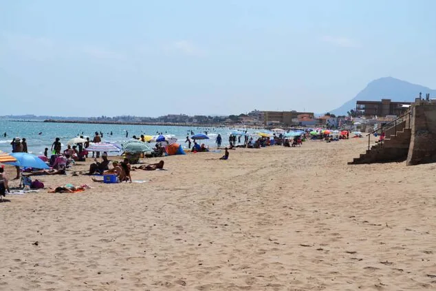 Las mejores playas de Dénia: guía completa 2026 y cómo llegar 19 Imagen: Renovada Playa Les Deveses con Bandera Azul