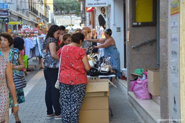 puessto de zapatos en la calle diana