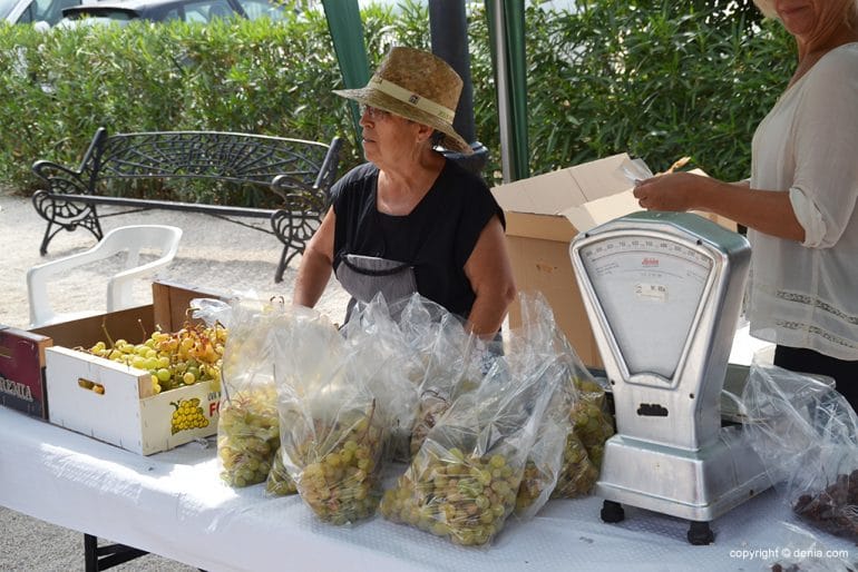 Puesto de venta de uva moscatell