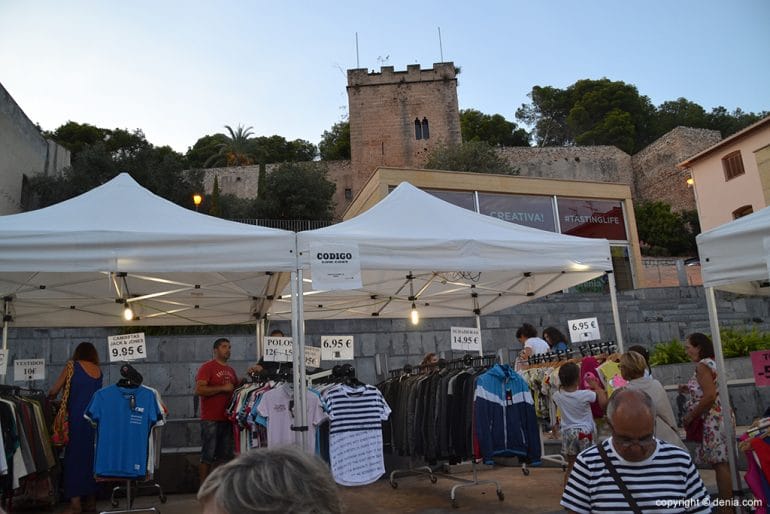 Puestos de ropa en la plaza del Consell