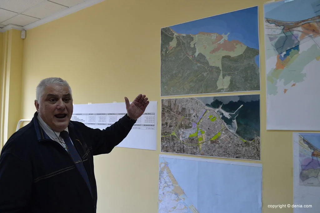 Territorio elabora una guía de aplicación del Patricova con la participación de los ayuntamientos de la Comunitat 2 rogelio mira en una de sus explicaciones a los medios de comunicacion