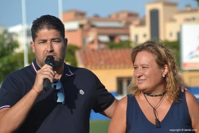 Gran ambiente en la presentación de los equipos del CD Dénia 15 tano berto junto a gema estrela