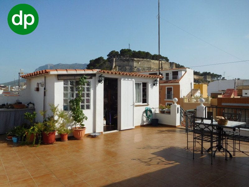 donpiso te ofrece una casa a la venta próxima al centro y en el puerto de Dénia 1 terraza de la casa de pueblo donpiso