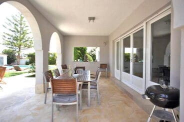 Terraza y piscina Aguila Rent a Villa