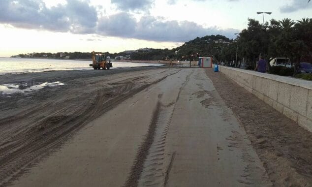 trabajos de limpieza en la playa de la marineta cassiana