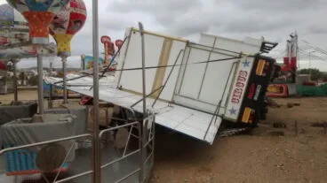Una atracción cae por las fuertes lluvias en Dénia