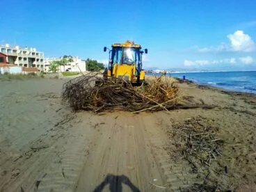 Una máquina retira suciedad de las playas de Dénia