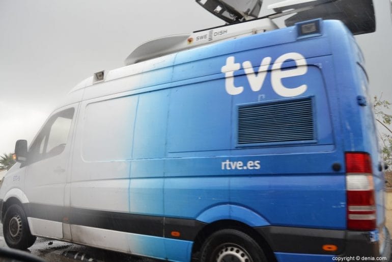 Unidad Móvil de RTVE en la playa del Paset