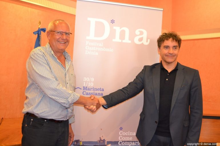Vicent Grimalt y Francesc Colomer firman el acuerdo para el DNA Festival Gastronómico