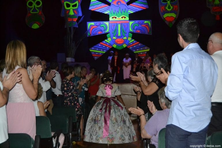 Presentación infantil falla Diana 2018 - Cristina recorriendo el pasillo