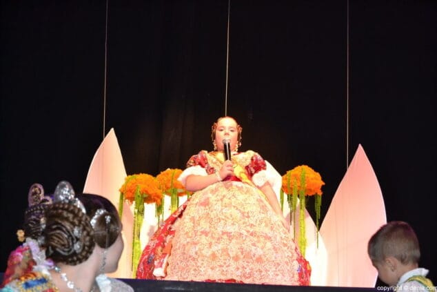 La falla Saladar viaja a la prehistoria para presentar a Elena Rosalén como su fallera mayor infantil 26 26 presentacion infantil saladar 2018 discurso de elena