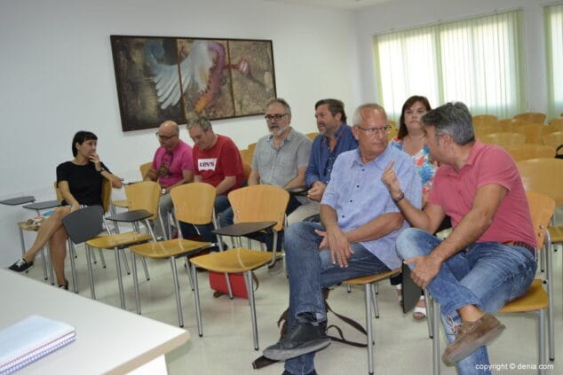 Sanidad realizará visitas semanales a los centros de salud de la comarca para acelerar la reversión 4 alcaldes de la comarca en la reunion sobre sanidad