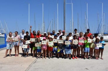 Alumnos con sus diplomas de la escuela de verano del RCN Dénia