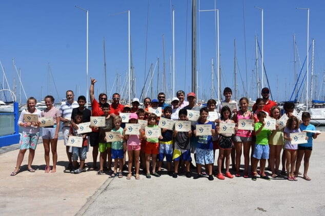 alumnos con sus diplomas de la escuela de verano del rcn denia